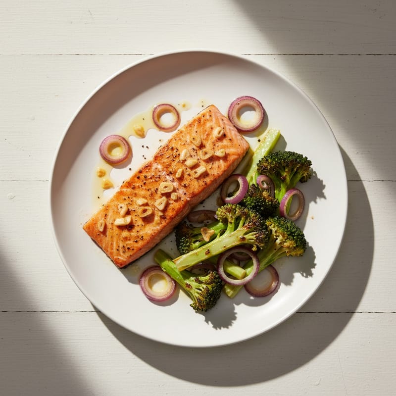 Somon la Cuptor cu Broccoli și Ceapă Roșie